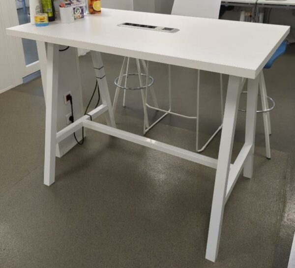 Table haute rectangulaire, plateau en bois stratifié blanc avec trappe technique électrique, piètement oblique en acier laqué blanc avec entretoise. 105 x 140 x 80 cm. (1er bat A)