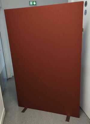 Panneau acoustique sur pied en tissu rouge, gris ou vert. 180 x 120 x 5 cm. 7 unités. Vendu à l'unité avec faculté de réunion. (RDC bat A , SS bat A)