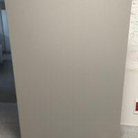 Panneau acoustique sur pied en tissu rouge, gris ou vert. 180 x 120 x 5 cm. 7 unités. Vendu à l'unité avec faculté de réunion. (RDC bat A , SS bat A) – Image 2