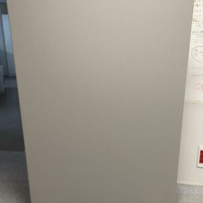 Panneau acoustique sur pied en tissu rouge, gris ou vert. 180 x 120 x 5 cm. 7 unités. Vendu à l’unité avec faculté de réunion. (RDC bat A , SS bat A)