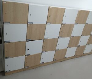 Casiers de rangement à 24 compartiments en bois blanc et beige. 150 x 240 x 48 cm. (SS bat A)