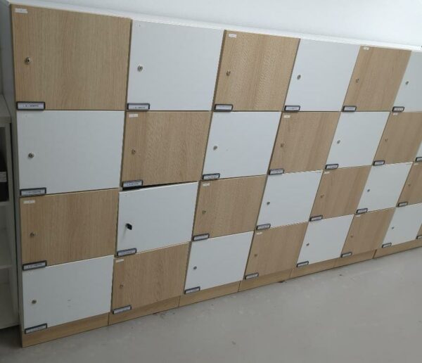 Casiers de rangement à 24 compartiments en bois blanc et beige. 150 x 240 x 48 cm. (SS bat A)