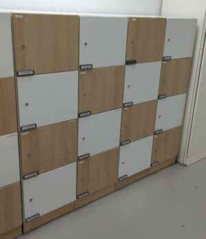 Casiers de rangement à 16 compartiments en bois blanc et beige. 150 x 160 x 48 cm. (SS bat A)