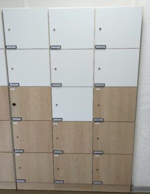 Casiers de rangement à 15 compartiments en bois blanc et beige. 180 x 120 x 48 cm. 2 unités. Vendu à l'unité avec faculté de réunion. (SS bat A)