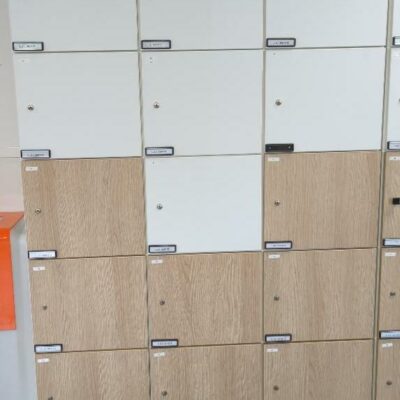 Casiers de rangement à 15 compartiments en bois blanc et beige. 180 x 120 x 48 cm. 2 unités. Vendu à l’unité avec faculté de réunion. (SS bat A)