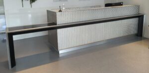 Banque d'accueil. 110 x 422 x 101 cm. (RDC bât A)