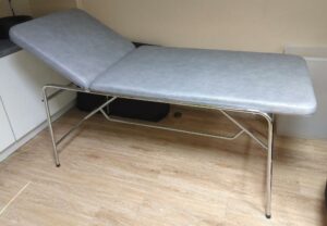 Table d'auscultation, revêtement en simili cuir gris, piètement en acier chromé. 80 x 200 x 88 cm. (SS bat A salle Zen)