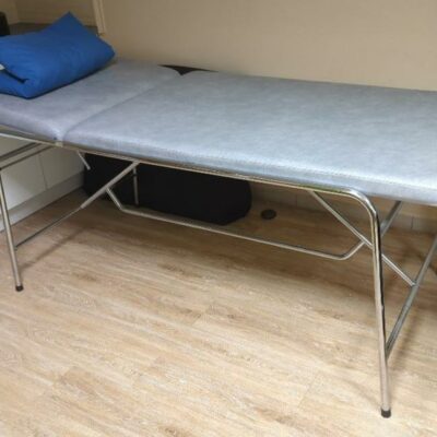 Table d’auscultation, revêtement en simili cuir gris, piètement en acier chromé. 80 x 200 x 88 cm. (SS bat A salle Zen)