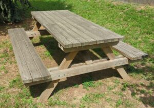 Table de jardin en bois avec ses 2 bancs. 75 x 195 x 165 cm. 8 unités. Vendu à l'unité avec faculté de réunion.