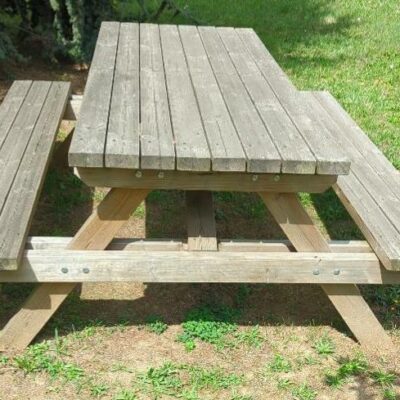 Table de jardin en bois avec ses 2 bancs. 75 x 195 x 165 cm. 8 unités. Vendu à l’unité avec faculté de réunion.
