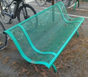 Banc d'extérieur en métal vert perforé. 75 x 200 x 70 cm. 6 unités. Vendu à l'unité avec faculté de réunion.