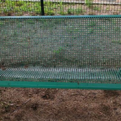Banc d’extérieur en métal vert perforé. 75 x 200 x 70 cm. 6 unités. Vendu à l’unité avec faculté de réunion.