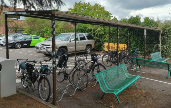 Abri pour vélo. Environ 245 x 1000 x 250 cm.
