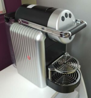 Machine à café professionnelle de marque Nespresso modèle Gemini 9737. 7 unités. Vendu à l'unité avec faculté de réunion. (1er bat A : 2 / RDC bat A : 4 / Loc SS bat A : 1)