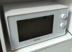Four micro-ondes 1250 watts de marque Panasonic. 25 x 43 x 30 cm. 3 unités. Vendu à l'unité avec faculté de réunion. (1er bat A : 2 / RDC bat A : 1)