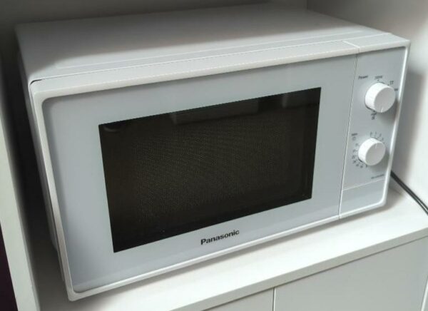 Four micro-ondes 1250 watts de marque Panasonic. 25 x 43 x 30 cm. 3 unités. Vendu à l'unité avec faculté de réunion. (1er bat A : 2 / RDC bat A : 1)