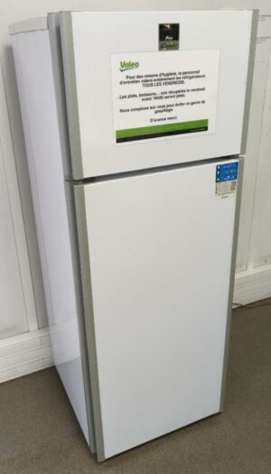 Réfrigérateur combiné congélateur de marque Candy modèle Crds5142w. Capacité 204 litres. 142 x 55 x 57 cm. (SS bat A)