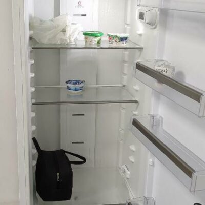 Réfrigérateur de marque Whirlpool modèle Wme36222w. Capacité 363 litres. 185 x 60 x 65 cm. (SS bat A)