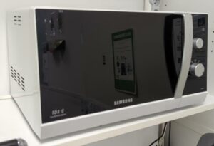 Four micro onde 850 watts de marque Samsung modèle MW82N. 27 x 50 x 34 cm. (SS bat A)