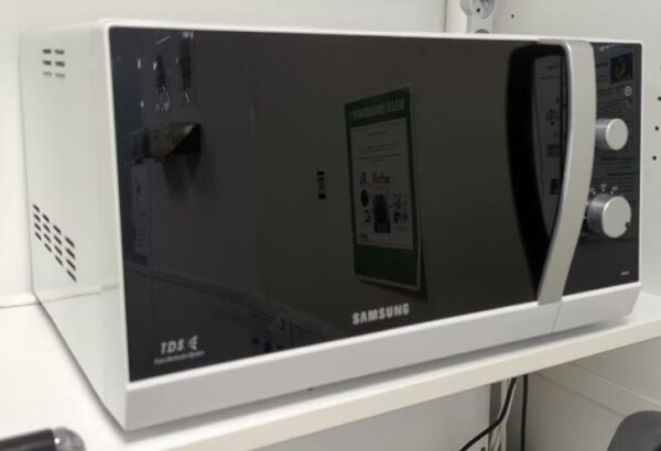 Four micro onde 850 watts de marque Samsung modèle MW82N. 27 x 50 x 34 cm. (SS bat A)