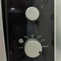 Four micro onde 850 watts de marque Samsung modèle MW82N. 27 x 50 x 34 cm. (SS bat A) – Image 2