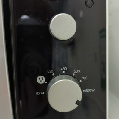 Four micro onde 850 watts de marque Samsung modèle MW82N. 27 x 50 x 34 cm. (SS bat A)