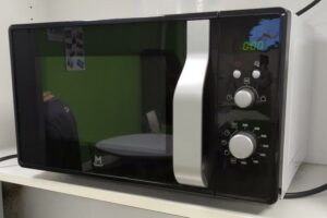 Four micro onde 800 Watt de marque Mandine. 29 x 50 x 35 cm. (SS bat A)