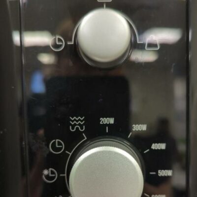 Four micro onde 800 Watt de marque Mandine. 29 x 50 x 35 cm. (SS bat A)
