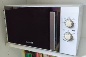 Four micro onde 900 watts de marque Brandt modèle SM2606W. 28 x 50 x 36 cm. 2 unités. Vendu à l'unité avec faculté de réunion. (SS bat A)