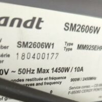 Four micro onde 900 watts de marque Brandt modèle SM2606W. 28 x 50 x 36 cm. 2 unités. Vendu à l'unité avec faculté de réunion. (SS bat A) – Image 2