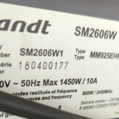 Four micro onde 900 watts de marque Brandt modèle SM2606W. 28 x 50 x 36 cm. 2 unités. Vendu à l’unité avec faculté de réunion. (SS bat A)
