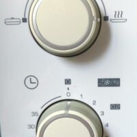 Four micro onde 900 watts de marque Brandt modèle SM2606W. 28 x 50 x 36 cm. 2 unités. Vendu à l'unité avec faculté de réunion. (SS bat A) – Image 3
