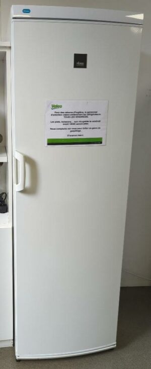 Réfrigérateur de marque Faure modèle RF400. Capacité 387 litres. 185 x 62 x 60 cm. (SS bat A)