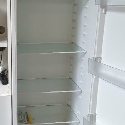 Réfrigérateur de marque Faure modèle RF400. Capacité 387 litres. 185 x 62 x 60 cm. (SS bat A)