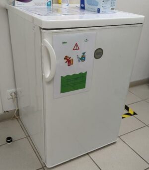 Réfrigérateur table top de marque Arthur Martin Electrolux modèle Art1442. Capacité 148 litres. 85 x 55 x 60 cm. (SS bat A infirmerie)