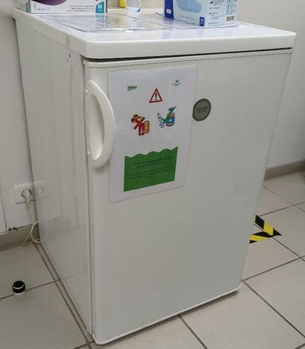 Réfrigérateur table top de marque Arthur Martin Electrolux modèle Art1442. Capacité 148 litres. 85 x 55 x 60 cm. (SS bat A infirmerie)