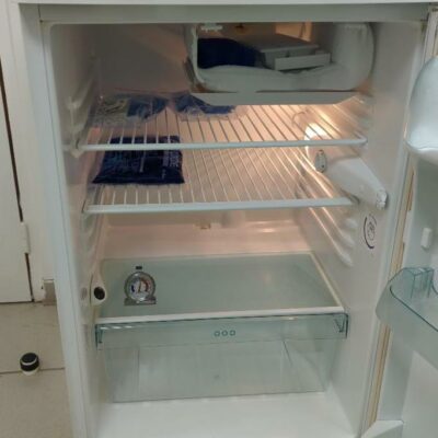 Réfrigérateur table top de marque Arthur Martin Electrolux modèle Art1442. Capacité 148 litres. 85 x 55 x 60 cm. (SS bat A infirmerie)