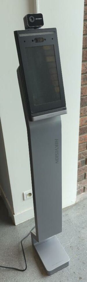 Terminal de dépistage de température de marque Hikvision modèle DS-K56064A-3XF/V. 140 x 17 x 25 cm. 2 unités. Vendu à l'unité avec faculté de réunion. (bat A, bat B)