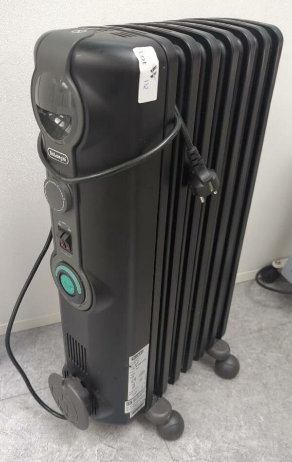 Radiateur bain d'huile sur roulettes de marque Delonghi modèle IP20, 1500 watts. (RDC bat A réserve)