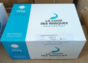 Carton comprenant 12 boîtes de 50 masques FFP2. Validité avril 2026. 20 cartons. Vendu à l'unité avec faculté de réunion. (16 cartons RDC bat A conciergerie + 4 carton RDC salle réserve)