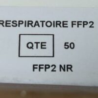 Carton comprenant 12 boîtes de 50 masques FFP2. Validité avril 2026. 20 cartons. Vendu à l'unité avec faculté de réunion. (16 cartons RDC bat A conciergerie + 4 carton RDC salle réserve) – Image 2