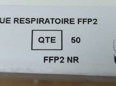 Carton comprenant 12 boîtes de 50 masques FFP2. Validité avril 2026. 20 cartons. Vendu à l’unité avec faculté de réunion. (16 cartons RDC bat A conciergerie + 4 carton RDC salle réserve)