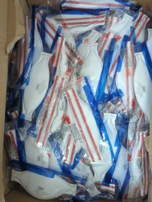 Carton comprenant environ 400 masques FFP3 de marque 3M. Validité : 16 août 2025. (RDC bat A conciergerie +  7 boites de 5 masques Moldex, validité 01/29 salle reserve)