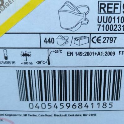Carton comprenant environ 400 masques FFP3 de marque 3M. Validité : 16 août 2025. (RDC bat A conciergerie +  7 boites de 5 masques Moldex, validité 01/29 salle reserve)