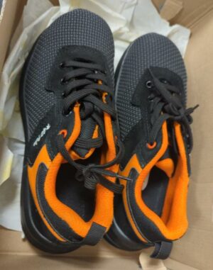 Environ 28 paires de chaussures de sécurité divers modèles dont : taille 35 x 3, T 39 x 5, T40 x 1, T 41 x 5, T 48 x 1 ( RDC bat A salle reserve) et T 38 x 6, T 40 x 4, T 41 x 2 (SS bat A local Epi)