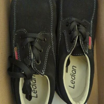 Environ 28 paires de chaussures de sécurité divers modèles dont : taille 35 x 3, T 39 x 5, T40 x 1, T 41 x 5, T 48 x 1 ( RDC bat A salle reserve) et T 38 x 6, T 40 x 4, T 41 x 2 (SS bat A local Epi)