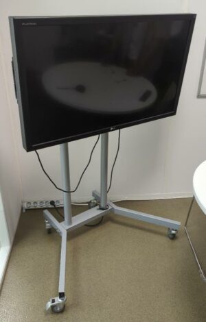 Moniteur 42 pouces de marque LG modèle Flatron M4214CCBA, sur support à roulettes. 8 unités. Vendu à l'unité avec faculté de réunion. (1er bat A : 4 / RDC bat A : 3 / SS bat A : 1)