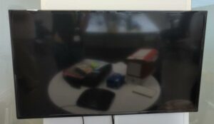 Moniteur 43 pouces de marque Samsung modèle LH43DCJIL, avec attache murale.  (1er bat A bureau 167)