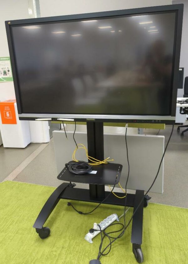 Ecran tactile 55 pouces de marque View Sonic modèle IFP5550, avec support à roulettes. (1er bat A)