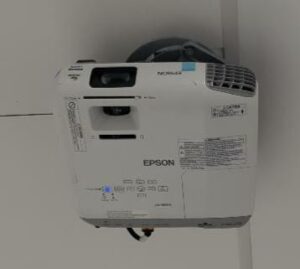 Vidéo projecteur de marque Epson modèle EB-955WH. (RDC bat A salle Visio 267)